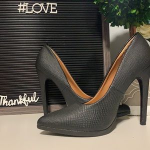 Black stiletto pumps heels